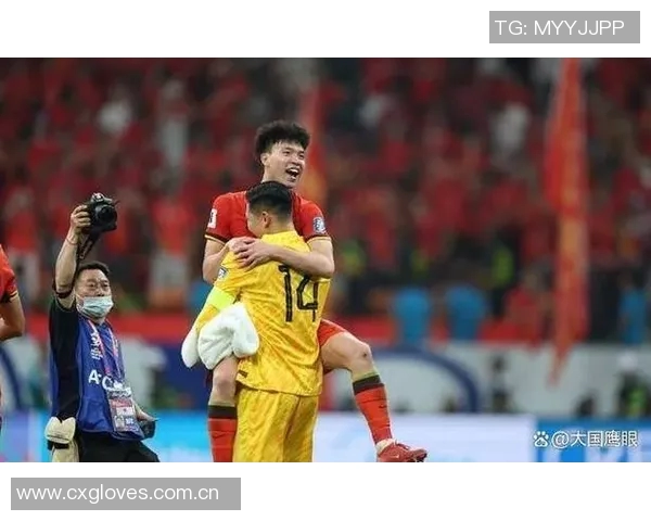 何超手球染黄引争议裁判漏判浙江进攻王钰栋愤怒砸球抗议 何超手球染黄引争议裁判漏判浙江进攻王钰栋愤怒砸球抗议