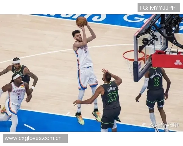 爱德华兹巧妙突破包夹精准传球助攻戈贝尔精彩扣篮得分