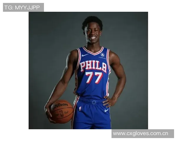 埃奇库姆倒地抢断展现速度76人迅速暂停保护球权