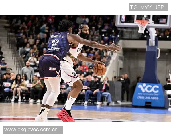 小卡首节表现抢眼9投4中斩获10分5篮板罚球全中助力球队攻势