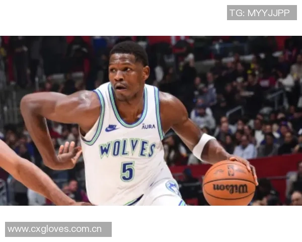 爱德华兹重返亚特兰大客场比赛祖父身穿森林狼装备全力支持