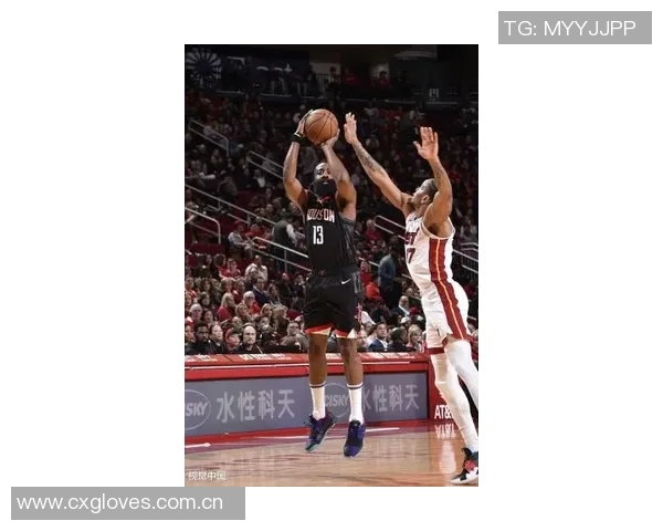 克莱三分球生涯达2800记成为历史第五位球员距离利拉德仅差五记