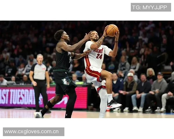 爱德华兹精准传球助攻戈贝尔轻松扣篮破包夹防守